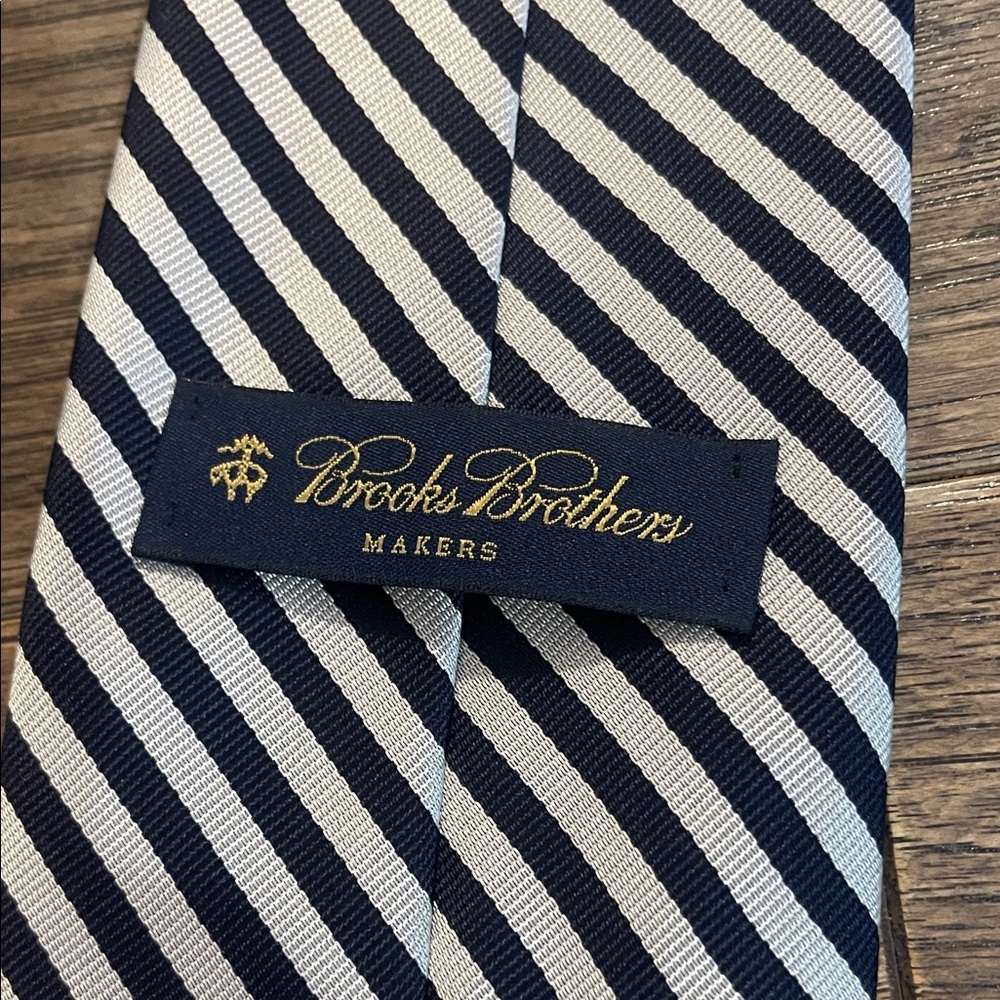 Brooks Brothers Classic Navy and White Diagonal Tie - Picture 3 of 4
